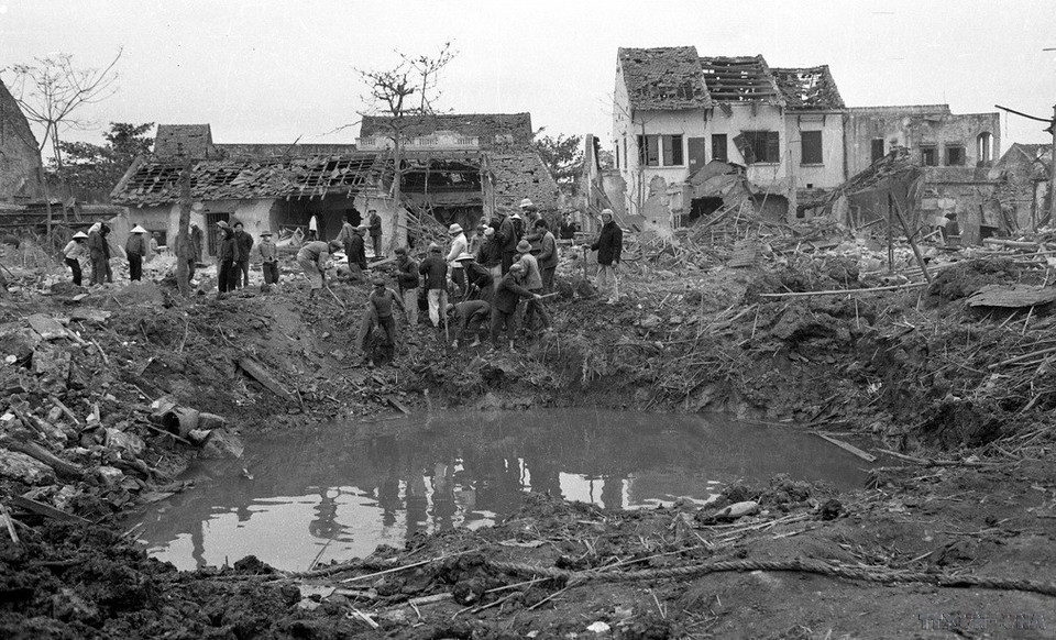 Phố Khâm Thiên, thuộc khu Đống Đa (Hà Nội) bị máy bay B.52 của giặc Mỹ ném bom tàn phá (26/12/1972). Trong 12 ngày đêm, Mỹ đã ném hơn 40.000 tấn bom vào 353 điểm dân cư, kinh tế, văn hóa giáo dục, thuộc 4 khu phố ở nội thành và 4 huyện ngoại thành. (Ảnh: Văn Bảo/TTXVN)