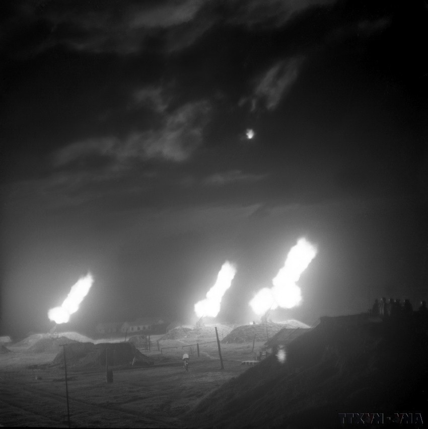 Trút căm thù lên nòng súng, các trận địa pháo cao xạ phối hợp quật tan xác “pháo đài bay” B.52 của giặc Mỹ. (Ảnh: Tư liệu TTXVN)