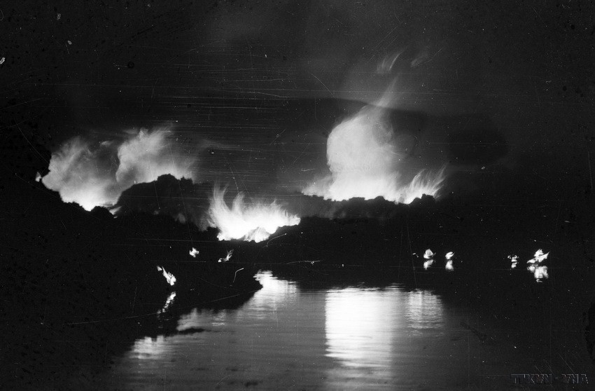 Máy bay B.52 của giặc Mỹ bị quân dân Thủ đô bắn rơi đang bốc cháy dữ dội ngày 27/12/1972. (Ảnh: Minh Trường/TTXVN)