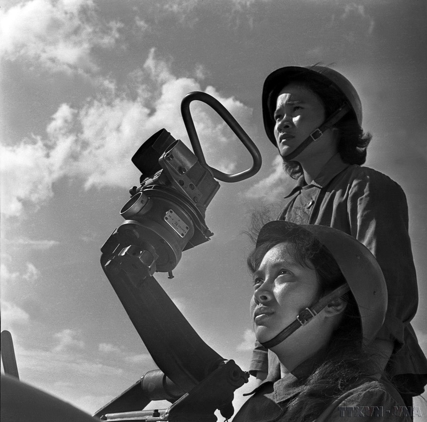 Nữ tự vệ Xí nghiệp Bánh kẹo Hà Nội tham gia bắn máy bay Mỹ năm 1972. (Ảnh: Minh Lộc/TTXVN)