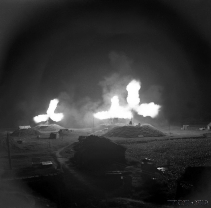 Tự vệ xí nghiệp Đóng xe ca quận Ba Đình, Hà Nội đánh trả máy bay Mỹ trong “12 ngày đêm Điện Biên Phủ trên không” (1972). (Ảnh: Minh Lộc/TTXVN)