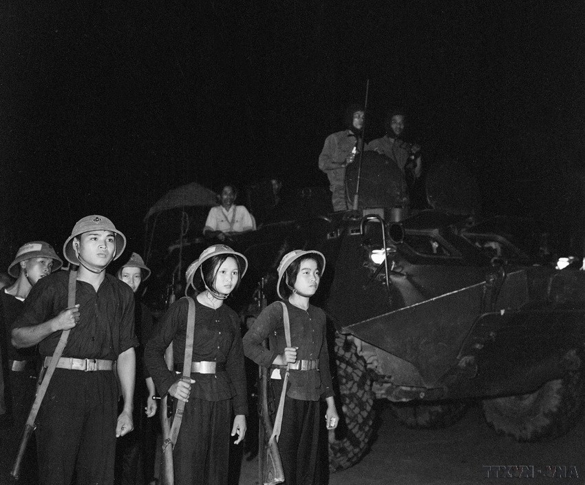 Tự vệ Thủ đô sẵn sàng chiến đấu (1972). (Ảnh: TTXVN)