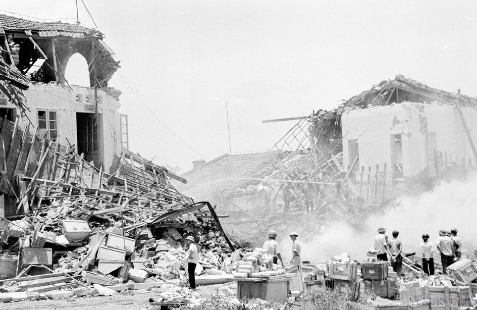 Bom Mỹ phá sập Trạm chống lao khu phố Đống Đa và kho được phẩm 2, Hà Nội (1972). (Ảnh: Ngọc Quán/TTXVN)