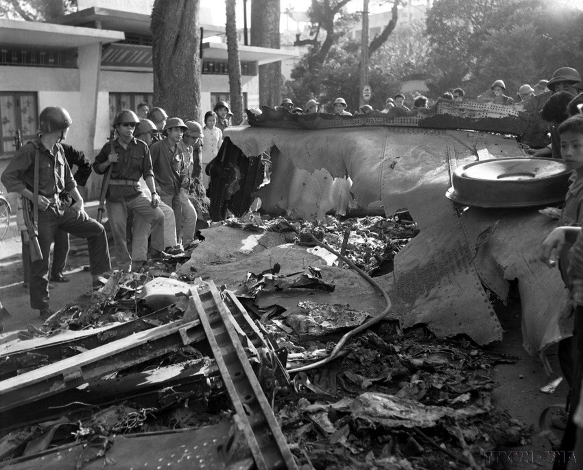 Xác máy bay B.52 của giặc Mỹ bị quân dân Thủ đô bắn rơi hồi 23 giờ ngày 27/12/1972 tại thành phố Hoàng Hoa Thám. (Ảnh: Minh Trường/TTXVN)