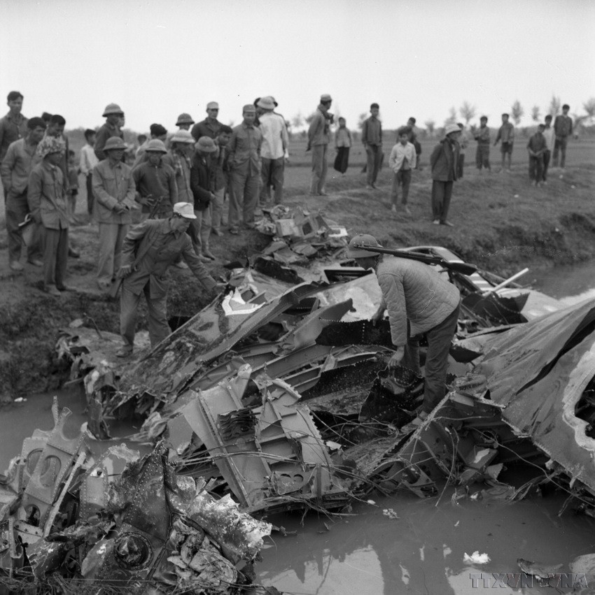 Xác chiếc máy bay B.52 của giặc Mỹ đến gây tội ác ở Hà Nội bị quân dân Thủ đô bắn tan xác ngày 22/12/1972. (Ảnh: Tư liệu TTXVN)
