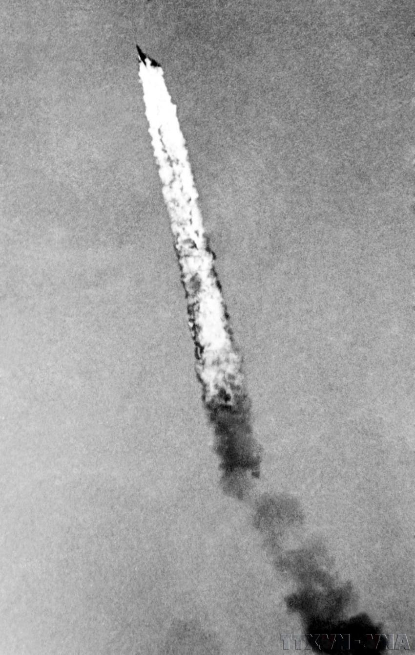 Máy bay Mỹ bị quân dân Hà Nội bắn rơi đang bốc cháy trên bầu trời Thủ đô. (Ảnh: TTXVN)