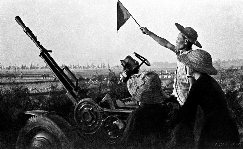 Đội trực chiến dân quân xã M huyện Từ Liêm(Hà Nội) cảnh giác cao, nổ súng kịp thời, góp phần cùng các đơn vị bạn bắn rơi nhiều máy bay Mỹ. (Ảnh: Trần Đình Thảo/TTXVN)