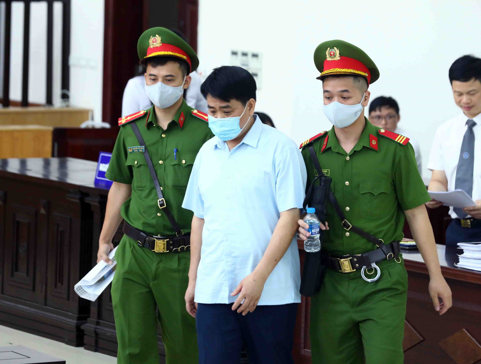 Sáng 11/7, Tòa án Nhân dân cấp cao tại Hà Nội mở phiên tòa phúc thẩm, xét đơn kháng cáo của cựu Chủ tịch Ủy ban Nhân dân thành phố Hà Nội Nguyễn Đức Chung trong vụ án can thiệp đấu thầu, để Công ty Nhật Cường trúng hai gói thầu số hóa tại Sở Kế hoạch và Đầu tư thành phố Hà Nội. Trong ảnh: Lực lượng chức năng dẫn giải bị cáo Nguyễn Đức Chung (cựu Chủ tịch Ủy ban Nhân dân thành phố Hà Nội) tới phiên tòa. (Ảnh: Phạm Kiên/TTXVN)