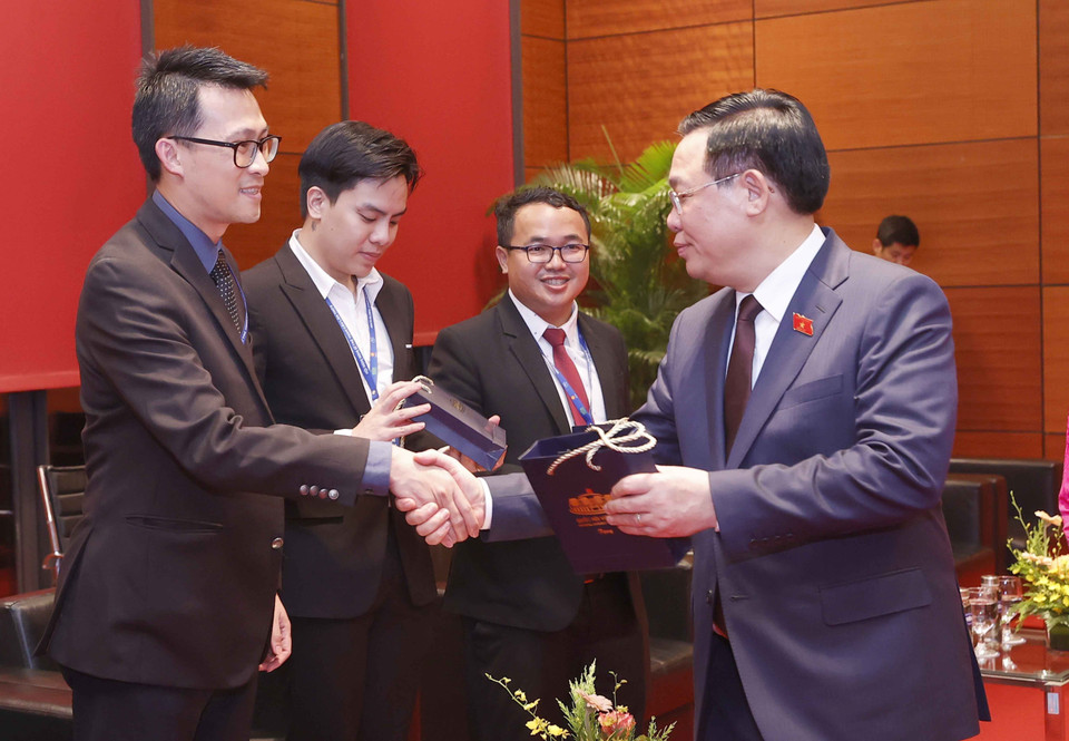 Chủ tịch Quốc hội Vương Đình Huệ tặng quà lưu niệm 20 Thanh niên Việt Nam tiêu biểu. (Ảnh: TTXVN)