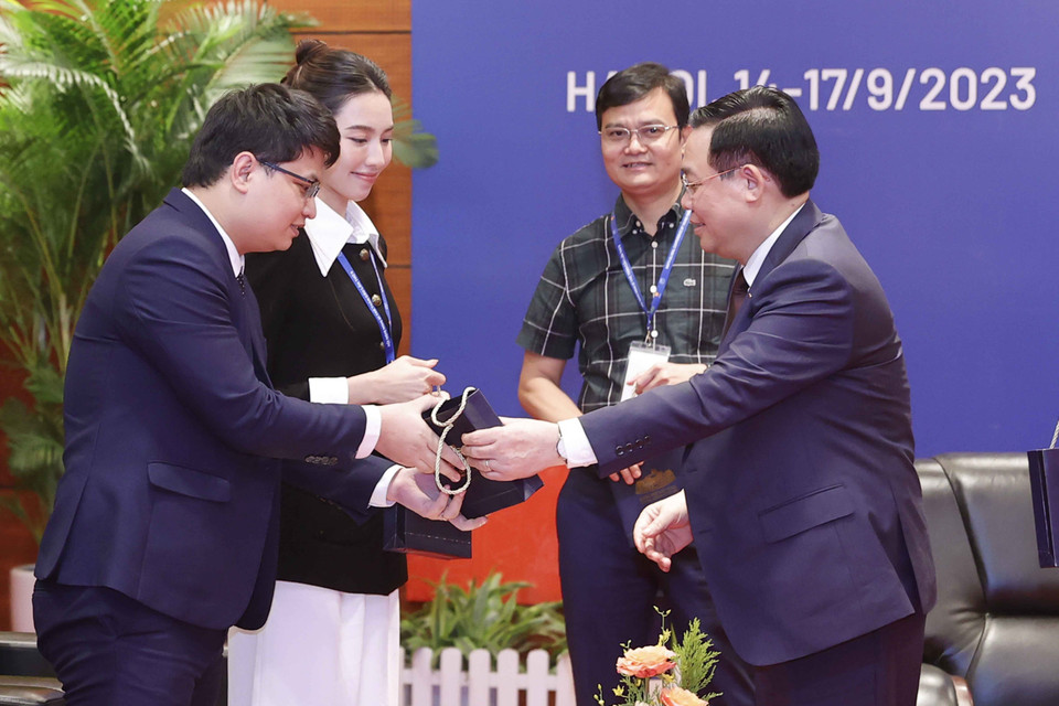 Chủ tịch Quốc hội Vương Đình Huệ tặng quà lưu niệm 20 Thanh niên Việt Nam tiêu biểu. (Ảnh: TTXVN)