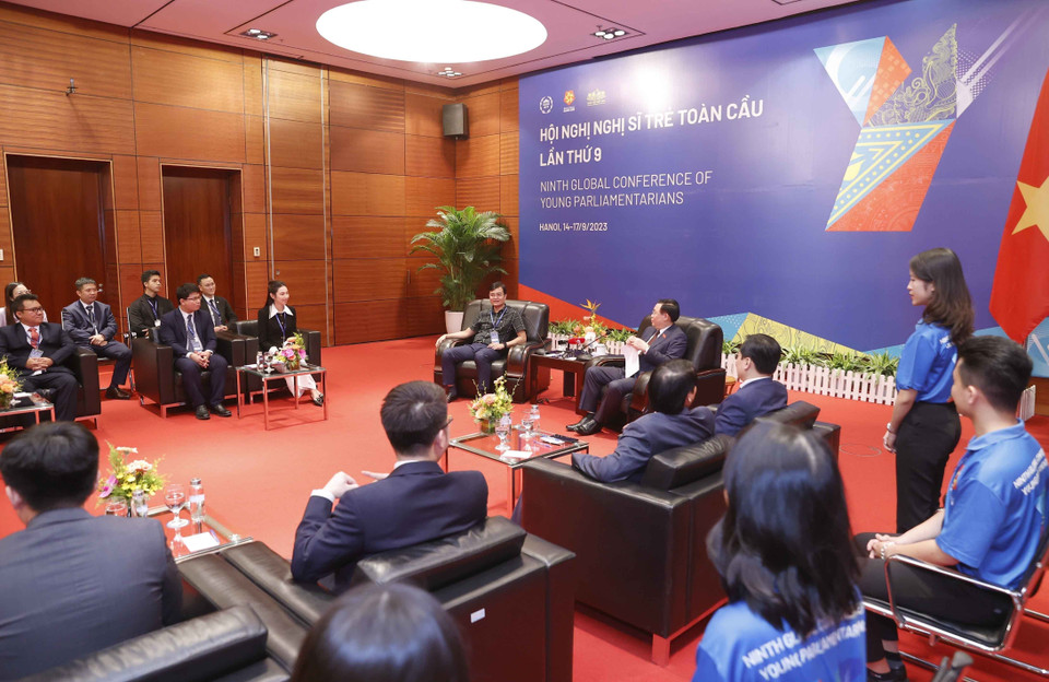 Nhân dịp Hội nghị Nghị sỹ Trẻ Toàn cầu lần thứ 9, Chủ tịch Quốc hội Vương Đình Huệ gặp mặt 20 Thanh niên Việt Nam tiêu biểu tham dự Hội nghị. (Ảnh: TTXVN)
