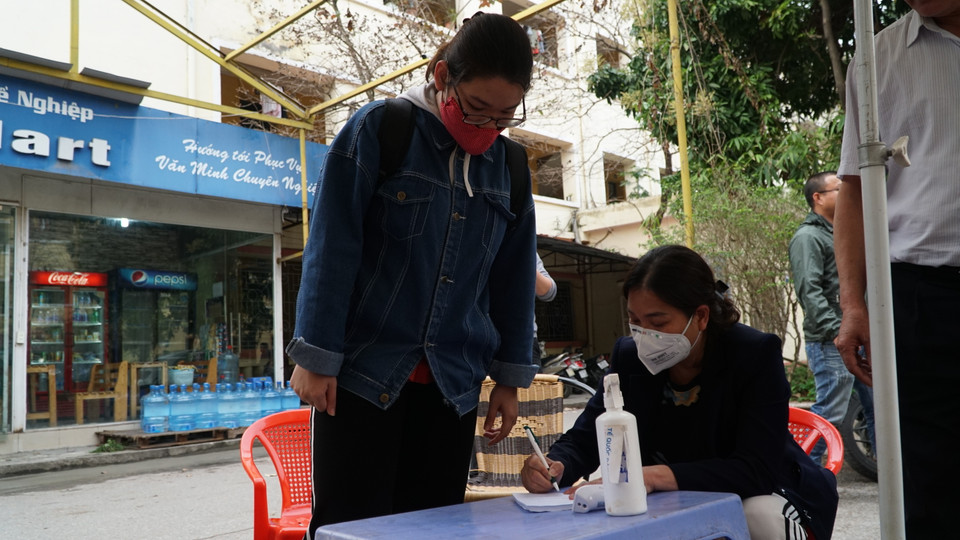 Theo ông Cấn Anh Tuấn, Giám đốc Trung tâm Dịch vụ trường Đại học Kinh tế quốc dân, tất cả các sinh viên khi trở về Ký túc xá của trường đều phải kiểm tra y tế bắt buộc. (Ảnh: PV/Vietnam+)