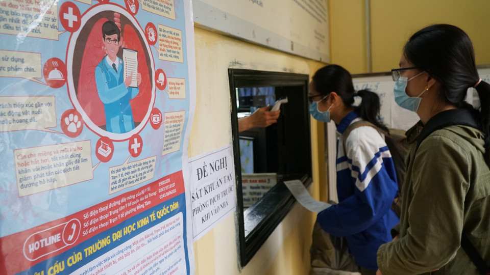 Tất cả các sinh viên sẽ phải khai báo đầy đủ lịch trình đi lại và tiếp xúc theo yêu cầu của nhân viên trực nhà. (Ảnh: PV/Vietnam+)
