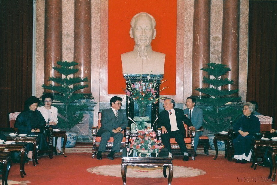 Chủ tịch nước Lê Đức Anh và Phu nhân tiếp thân mật Tổng thống Mông Cổ Punsalmaagiin Ochirbat và Phu nhân thăm hữu nghị chính thức Việt Nam, tại Hà Nội, tháng 3/1994. (Ảnh: Cao Phong/TTXVN)