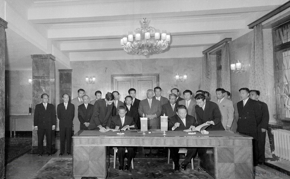 Thủ tướng Phạm Văn Đồng và Thủ tướng Mông Cổ Yumjaagiin Tsedenbal ký tuyên bố chung Việt Nam-Mông Cổ tại Ulan Bato, chiều 25/6/1961. (Ảnh: TTXVN)