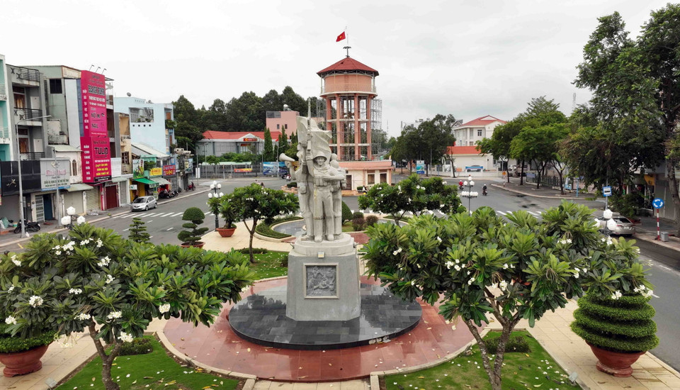 Tượng đài giải phóng 27/4 trên đường Cách mạng tháng Tám, thành phố Bà Rịa, tỉnh Bà Rịa-Vũng Tàu. (Ảnh: Vũ Sinh/TTXVN)