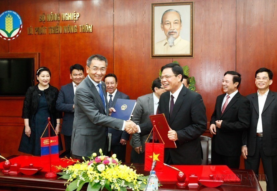 Bộ trưởng Bộ Nông nghiệp và Phát triển Nông thôn Nguyễn Xuân Cường và Bộ trưởng Ngoại giao Mông Cổ Tsend Munkh Orgil ký kết Biên bản ghi nhớ về hợp tác trong lĩnh vực thanh tra và kiểm dịch thú y năm 2017. (Ảnh: Văn Điệp/TTXVN)