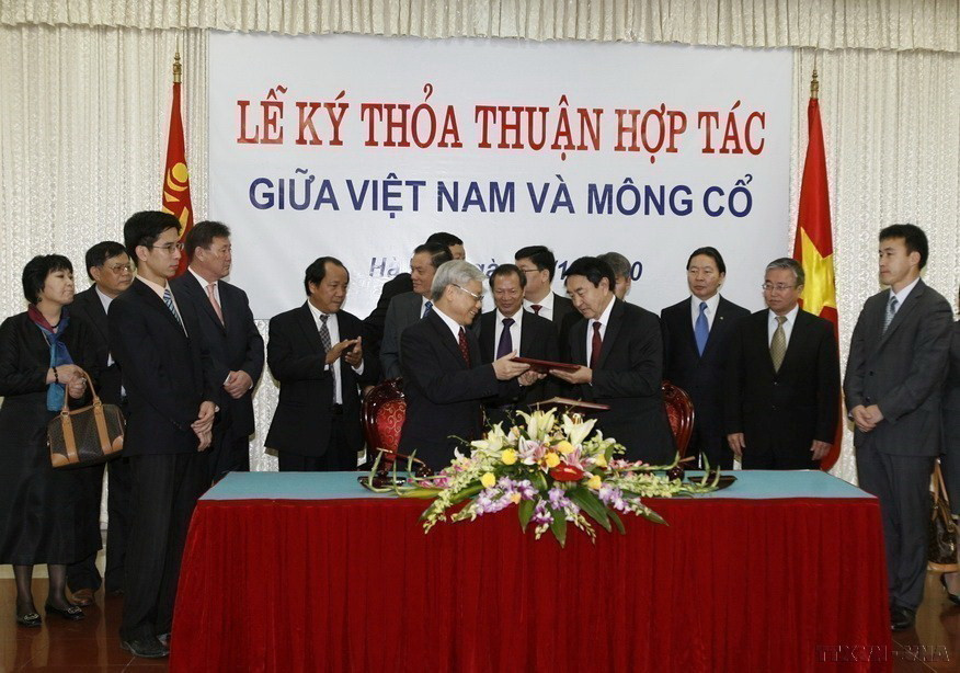 Chủ tịch Quốc hội Nguyễn Phú Trọng và Chủ tịch Quốc hội Mông Cổ Damingiin Demberel ký Thỏa thuận hợp tác giữa Quốc hội hai nước, năm 2010. (Ảnh: Trí Dũng/TTXVN)