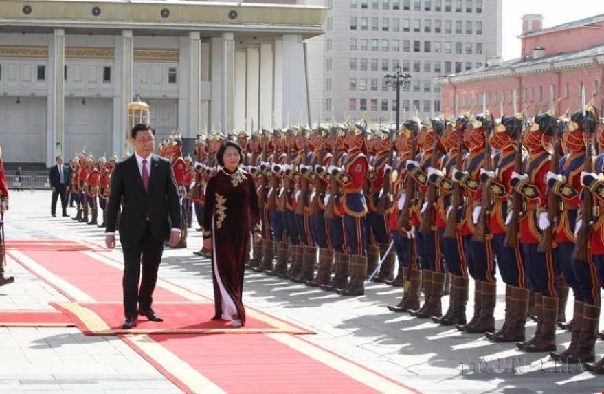 Thủ tướng Mông Cổ Jargaltulgyn Erdenebat chủ trì Lễ đón Phó Chủ tịch nước Đặng Thị Ngọc Thịnh thăm chính thức Mông Cổ từ ngày 7-10/5/2017. (Ảnh: Quang/Hải/TTXVN)