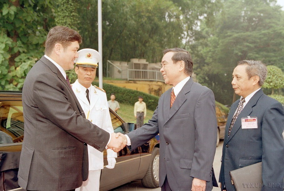 Thủ tướng Phan Văn Khải đón Thủ tướng kiêm Chủ tịch Đảng Nhân dân Cách mạng Mông Cổ Nambaryn Enkhbayar thăm chính thức Việt Nam, tại Hà Nội, ngày 3/10/2002. (Ảnh: Thế Thuần/TTXVN)