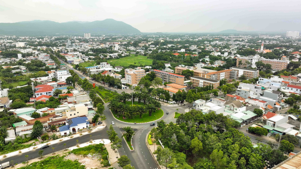 Vòng xuyến trên đường Nguyễn Văn Cừ, phường Long Toàn, thành phố Bà Rịa, tỉnh Bà Rịa-Vũng Tàu. (Ảnh: Vũ Sinh/TTXVN)