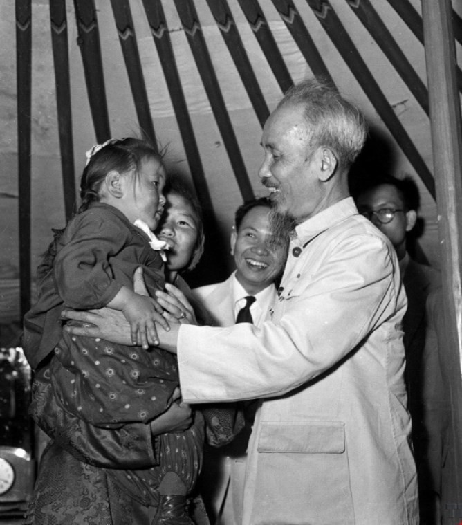Chủ tịch Hồ Chí Minh đến thăm gia đình chăn nuôi gia súc ở ngoại thành thủ đô Ulan Bator, Mông Cổ, ngày 10/7/1955. (Ảnh: TTXVN)