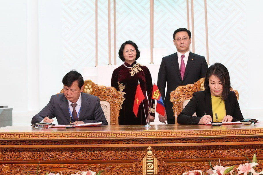 Thủ tướng Mông Cổ Jargaltulgyn Erdenebat và Phó Chủ tịch nước Đặng Thị Ngọc Thịnh chứng kiến Lễ ký kết văn kiện hợp tác giữa hai nước trong lĩnh vực an sinh xã hội, tại Ulan Bator, ngày 8/5/2017. (Ảnh: Quang Hải/TTXVN)