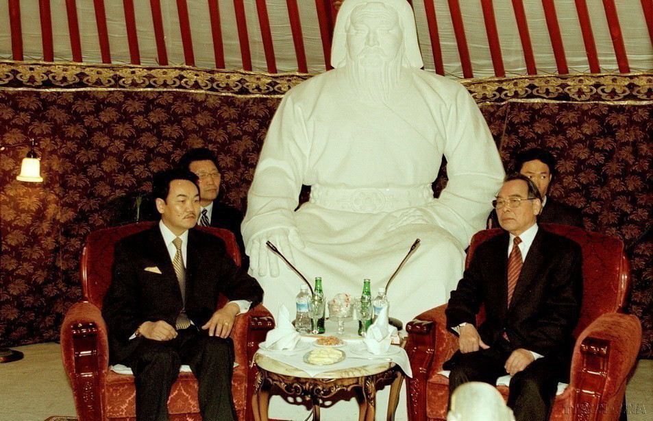 Tổng thống Mông Cổ Natsagiin Bagabandi tiếp Thủ tướng Phan Văn Khải thăm chính thức Mông Cổ tại Ulan Bator, 25/5/2004. (Ảnh: Thế Thuần/TTXVN)