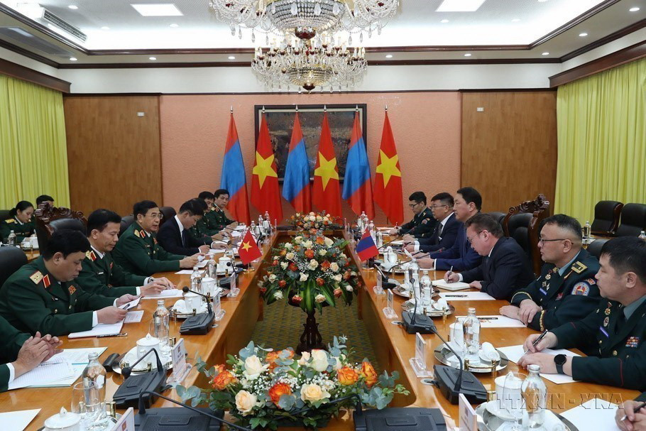 Bộ trưởng Bộ Quốc phòng Phan Văn Giang hội đàm với Bộ trưởng Quốc phòng Mông Cổ Saikhanbayar Gursed trong chuyến thăm chính thức Việt Nam, ngày 6/12/2022. (Ảnh: Trọng Đức/TTXVN)