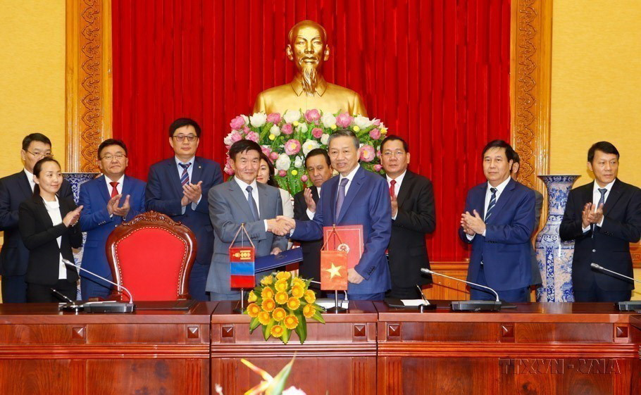 Bộ trưởng Bộ Công an Tô Lâm và Bộ trưởng Bộ Tư pháp và Nội vụ Mông Cổ Tsendiin Nyamdorj ký kết Hiệp định về chuyển giao người bị kết án phạt tù giữa hai nước, tại Hà Nội, ngày 16/10/2018. (Ảnh: Doãn Tấn/TTXVN)