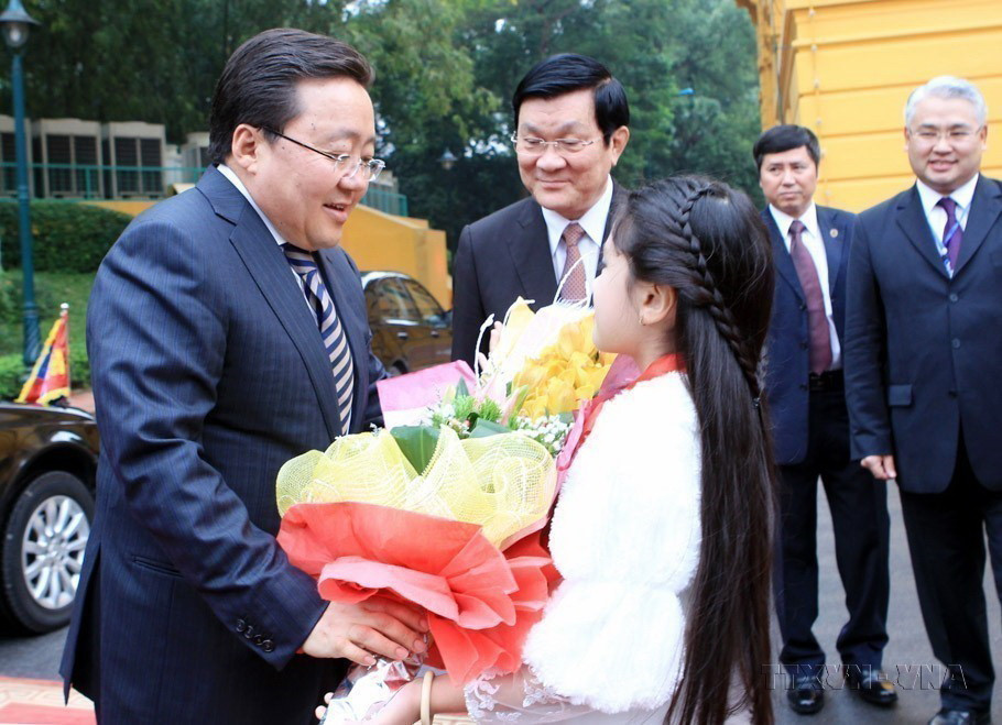 Thiếu nhi Thủ đô tặng hoa chào mừng Tổng thống Mông Cổ Tsakhiagiin Elbegdorj thăm cấp Nhà nước tới Việt Nam từ ngày 21-24/11/2013. (Ảnh: Nguyễn Khang/TTXVN)