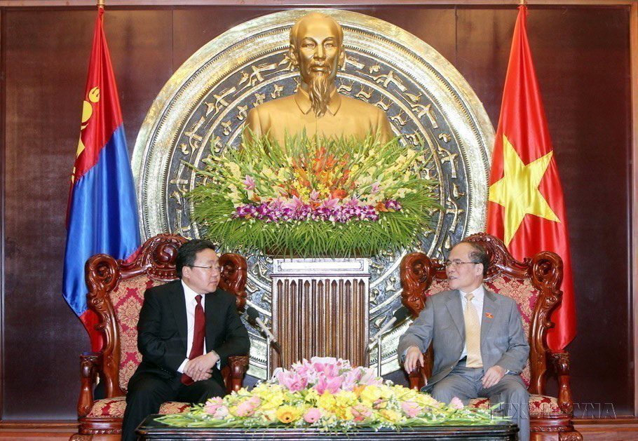 Chủ tịch Quốc hội Nguyễn Sinh Hùng hội kiến Tổng thống Mông Cổ Tsakhiagiin Elbegdorj thăm cấp Nhà nước tới Việt Nam, tại Hà Nội, 22/11/2013. (Ảnh: Nhan Sáng/TTXVN)