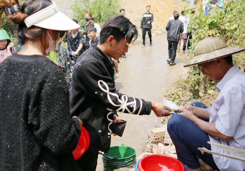 Dịch vụ bán xô, chậu, túi đựng điện thoại để chống bị ướt cũng sôi động. (Ảnh: Quý Trung/TTXVN)