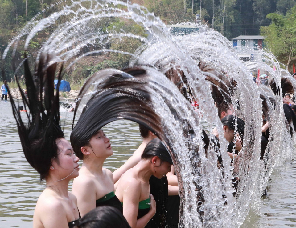 Vẻ đẹp của các cô gái Thái tại Lễ hội gội đầu. (Ảnh: Nguyễn Oanh/TTXVN)