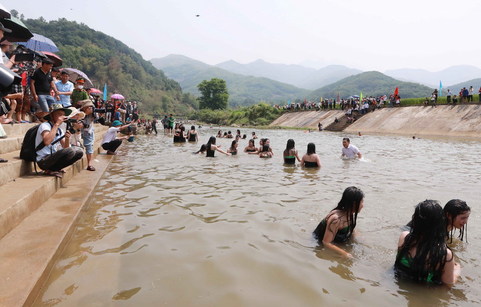 Lễ hội gội đầu của đồng bào Thái thu hút rất đông du khách. (Ảnh: Nguyễn Oanh/TTXVN)