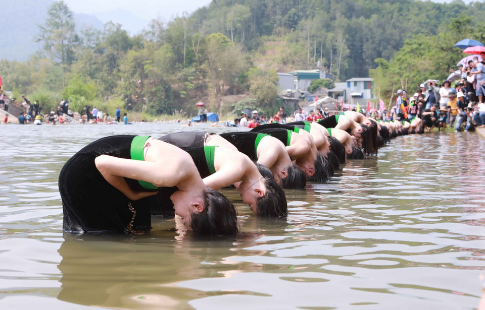 Các cô gái Thái trong Lễ hội Áp Hô Chiêng (Lễ hội gội đầu). (Ảnh: Nguyễn Oanh/TTXVN)