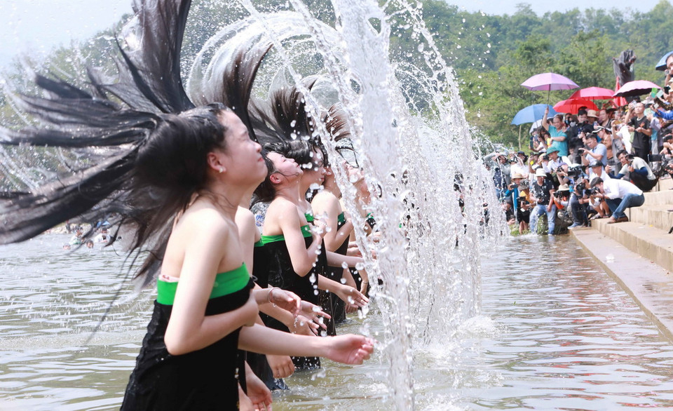 Màn hất tóc ra phía sau mãn nhãn người xem. (Ảnh: Nguyễn Oanh/TTXVN)