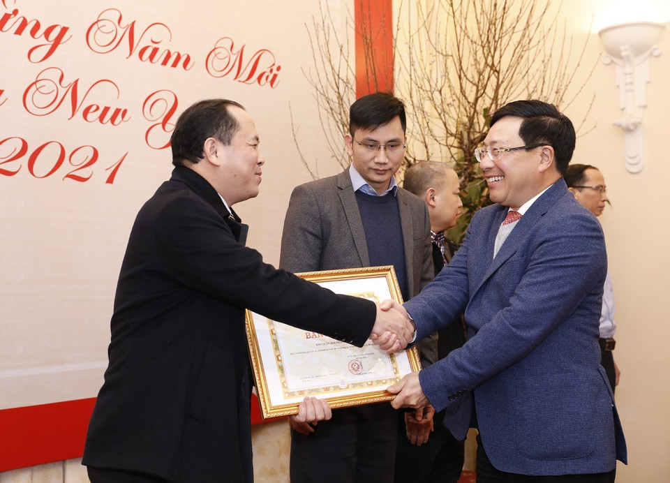 Phó Thủ tướng, Bộ trưởng Bộ Ngoại giao Phạm Bình Minh trao Bằng khen cho các cá nhân có thành tích xuất sắc. (Ảnh: Dương Giang/TTXVN)