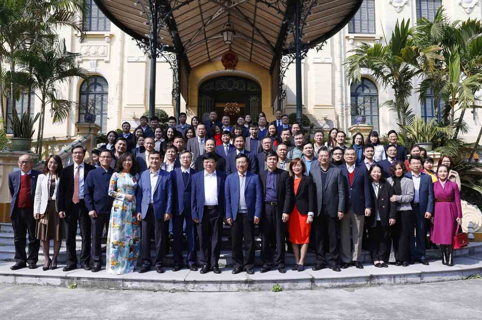 Phó Thủ tướng, Bộ trưởng Bộ Ngoại giao Phạm Bình Minh và đại biểu các cơ quan báo chí. (Ảnh: Dương Giang/TTXVN)