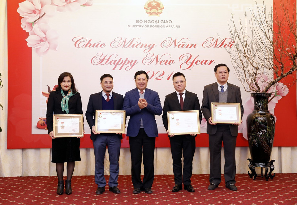 Phó Thủ tướng, Bộ trưởng Bộ Ngoại giao Phạm Bình Minh trao Kỷ niệm chương Vì sự nghiệp ngoại giao Việt Nam cho các cá nhân có thành tích xuất sắc. (Ảnh: Dương Giang/TTXVN)