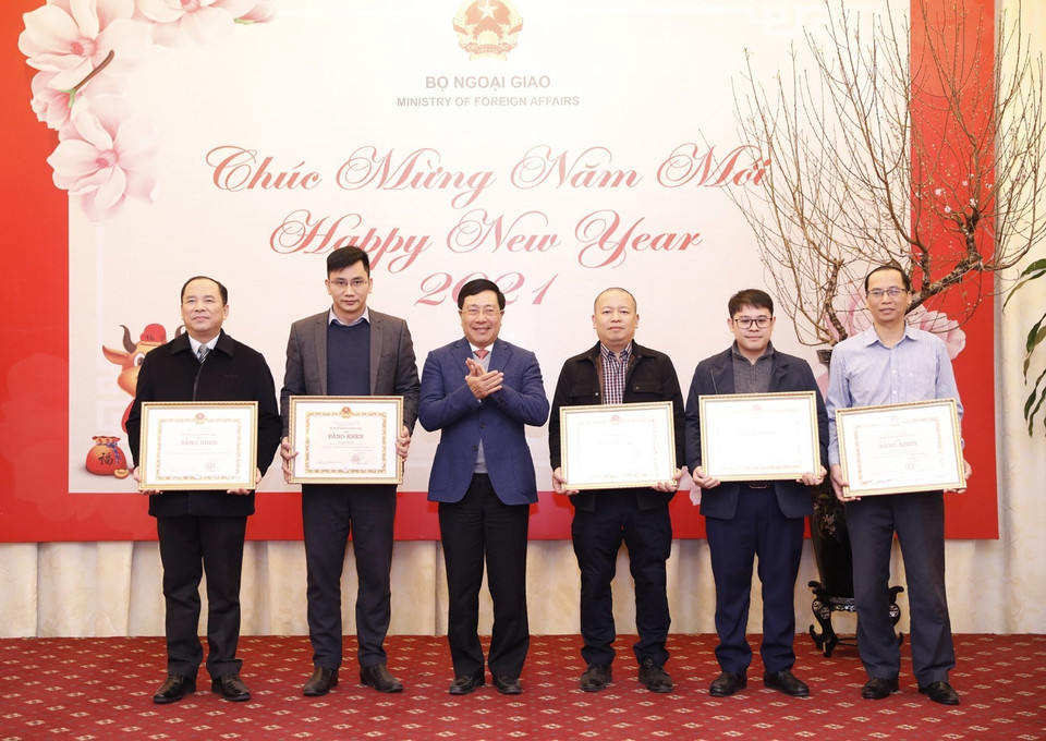 Phó Thủ tướng, Bộ trưởng Bộ Ngoại giao Phạm Bình Minh trao Bằng khen cho các cá nhân có thành tích xuất sắc. (Ảnh: Dương Giang/TTXVN)