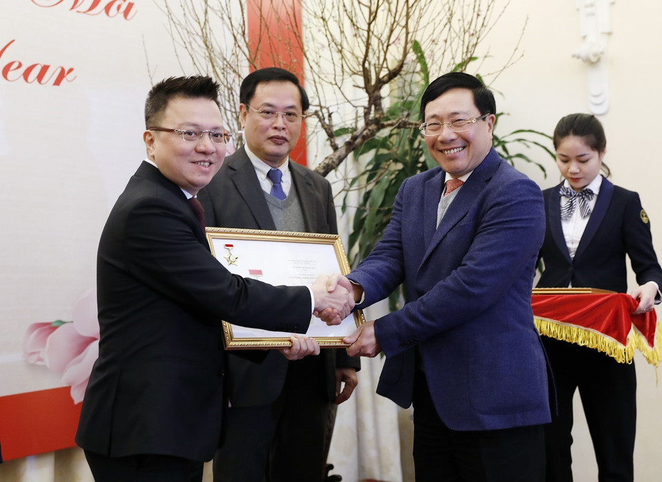 Phó Thủ tướng, Bộ trưởng Bộ Ngoại giao Phạm Bình Minh trao Kỷ niệm chương Vì sự nghiệp ngoại giao Việt Nam cho ông Lê Quốc Minh, Bí thư Đảng ủy, Phó Tổng Giám đốc Thông tấn xã Việt Nam. (Ảnh: Dương Giang/TTXVN)