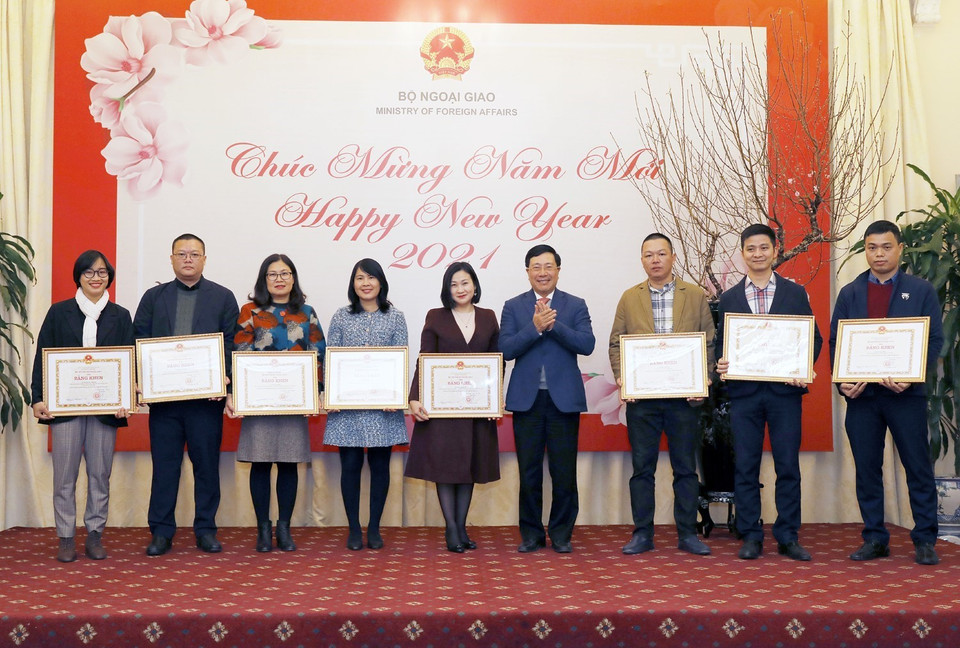 Phó Thủ tướng, Bộ trưởng Bộ Ngoại giao Phạm Bình Minh trao Bằng khen cho các cá nhân có thành tích xuất sắc. (Ảnh: Dương Giang/TTXVN)