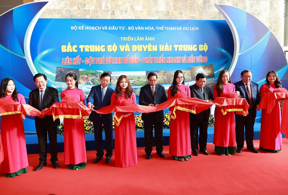 Thủ tướng Phạm Minh Chính và các đại biểu cắt băng khai mạc Triển lãm ảnh Bắc Trung Bộ và duyên hải Trung Bộ “Liên kết-Đột phá từ kinh tế biển-Phát triển nhanh và bền vững.” (Ảnh: Dương Giang/TTXVN)
