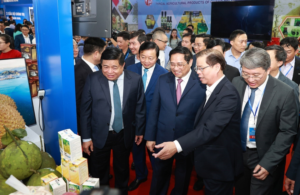 Thủ tướng Phạm Minh Chính tham quan trưng bày sản phẩm của các tỉnh Bắc Trung Bộ và duyên hải Trung Bộ. (Ảnh: Dương Giang/TTXVN)