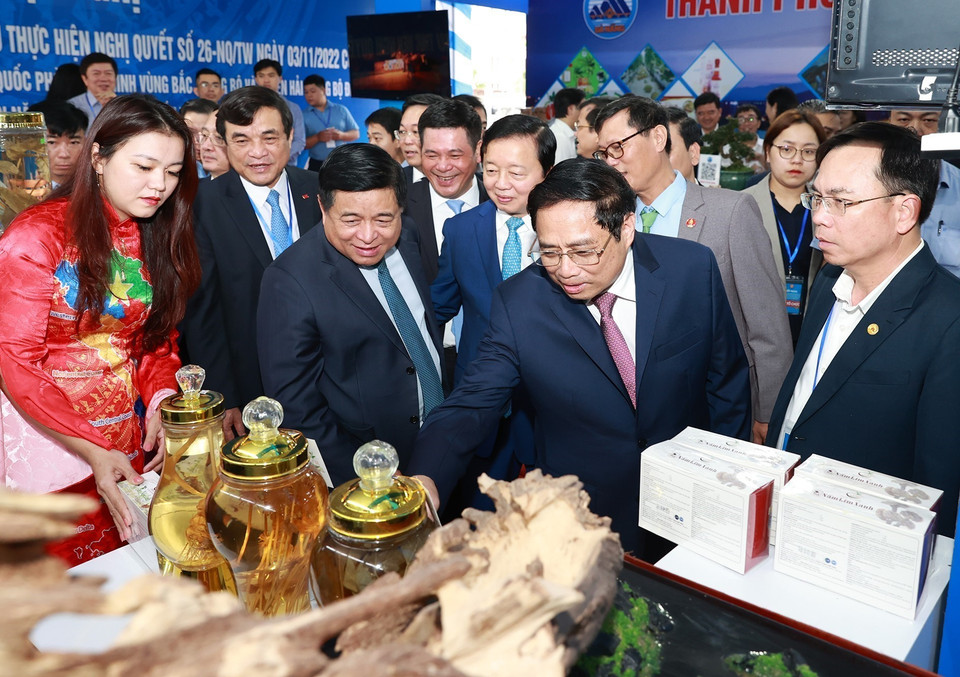 Thủ tướng Phạm Minh Chính và các đại biểu tham quan trưng bày sản phẩm của các tỉnh Bắc Trung Bộ và duyên hải Trung Bộ. (Ảnh: Dương Giang/TTXVN)