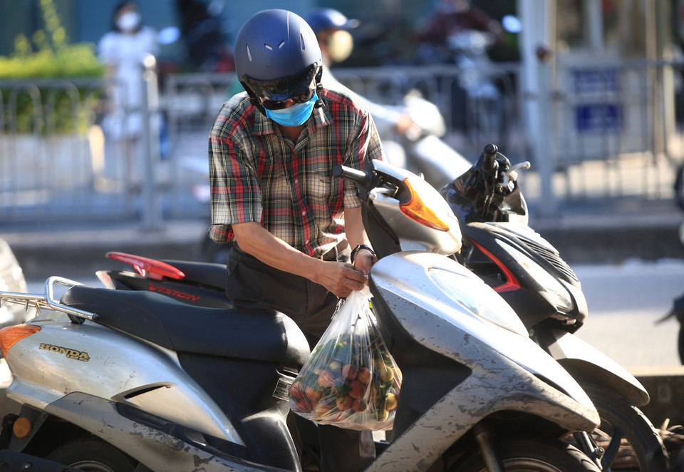 Người dân Thủ đô mua vải hỗ trợ nông dân Bắc Giang. (Ảnh: Hoàng Hiếu/TTXVN)