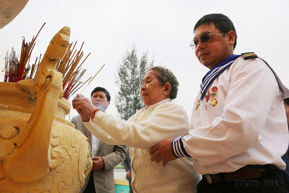 Bà Hồ Thị Đức, mẹ của liệt sỹ Trần Văn Phương cùng các đồng đội của con trai thắp hương tưởng niệm anh hùng, liệt sỹ hy sinh trong trận chiến đấu bảo vệ Gạc Ma. Tháng 1/1989, liệt sỹ Trần Văn Phương - người đã anh dũng ngã xuống khi trong tay vẫn giữ vững ngọn cờ Tổ quốc, đã được truy tặng danh hiệu Anh hùng lực lượng vũ trang nhân dân. (Ảnh: Mạnh Thành/TTXVN)