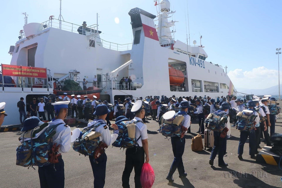Thời gian có dài bao nhiêu, lịch sử có đổi thay thế nào chăng nữa, nhưng trận chiến Gạc Ma vẫn thức tỉnh trái tim người Việt về nhiệm vụ thiêng liêng bảo vệ chủ quyền biển, đảo của Tổ quốc. Trong ảnh: Chiến sỹ hải quân lên đường ra Trường Sa làm nhiệm vụ (21/12/2019). (Ảnh: Nguyễn Văn Nhật/TTXVN)