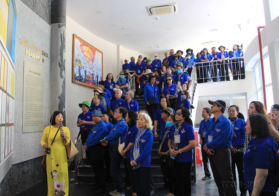 Ngày 7/3/2023, Ban liên lạc Cựu cán bộ Đoàn Thanh niên Việt Nam phía Nam tổ chức hành trình "Sống mãi tuổi hai mươi" lần thứ 5 - năm 2023 tại Khu tưởng niệm chiến sỹ Gạc Ma, huyện Cam Lâm, tỉnh Khánh Hòa. (Ảnh: Phan Sáu/TTXVN) 